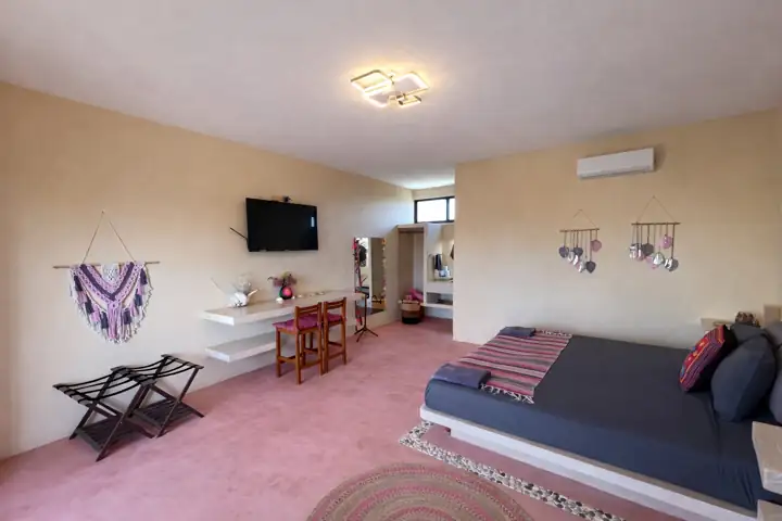 Flamingos Room with dining nook, Smart TV and dreamcatcher wall