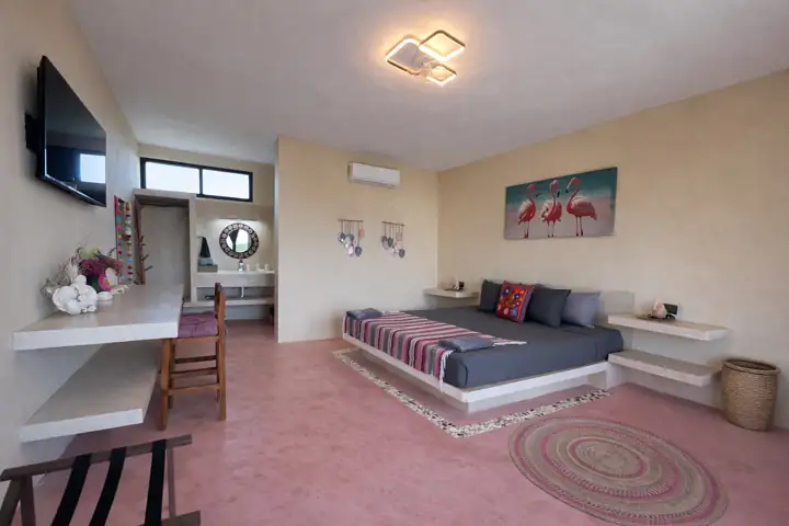 Flamingos Room with Smart TV, writing desk and flamingo painting